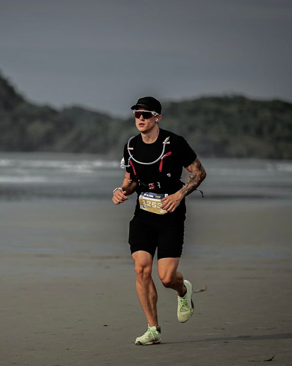 Zeetz correndo na praia