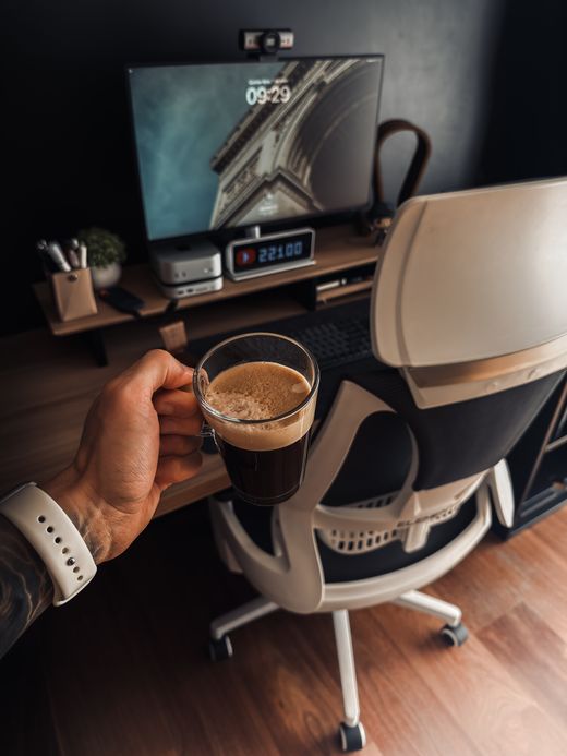 Café na mesa de trabalho